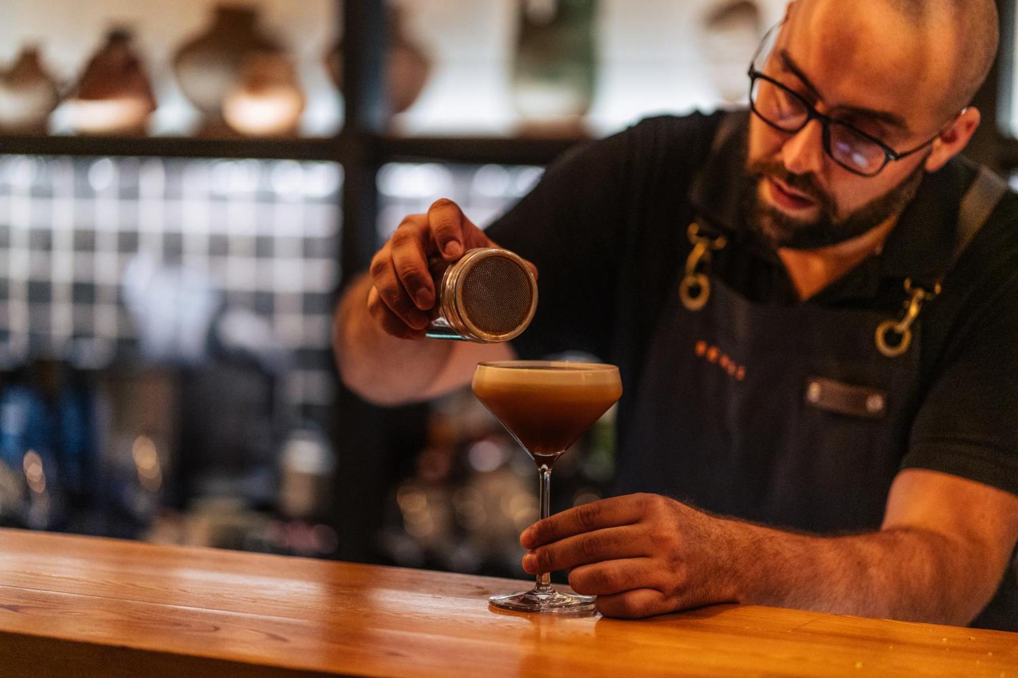 Sensi Azores Nature And Spa Ginetes Bagian luar foto A barista preparing a coffee drink